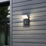 LED-udendørsvæglampen Nevio med bevægelsessensor