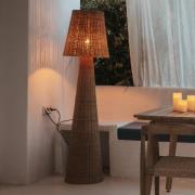 Newgarden gulvlampe Lola, træfarvet, rattan, IP54