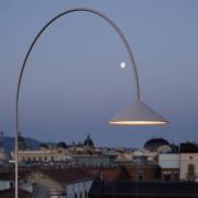 Vibia LED-udendørs gulvlampe OUT, beige Højde 242 cm IP44 2.700K
