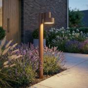 Lucande LED-gadelampe Elune, brun, IP44, højde 77 cm