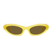 Solbriller med uregelmæssig form, mørkebrune linser og guldglogo