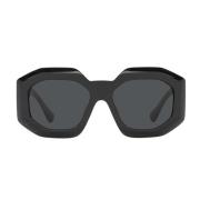 Solbriller med uregelmæssig form, mørkegrå linse og sort stel