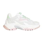 Hvide og lyserøde sneakers med grønne snørebånd
