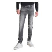 Ozzy Tapered Fit Jeans