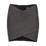 Kort strikket nederdel med striber