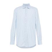 Blå og hvid stribet skjorte