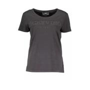 Elegant T-shirt med broderet logo og kontrastfarver