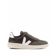 sneakers med V-12 stil