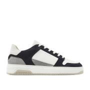 Stilfuld sporty sneaker med ikoniske detaljer