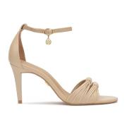 Beige stiletto sandaler med en rem om ankelen