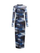 KARL LAGERFELD JEANS Kjole ' NETZKLEID MIT GLITCH-PRINT '  blå / sort ...