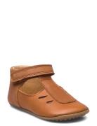 Beginners™ Sandal Pom Pom Brown