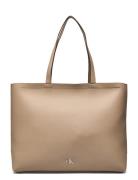 Minimal Monogram Slim Tote34 T Calvin Klein Beige