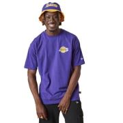 New Era Washed Pack Graphic os tee Mand Purple Kortærmede T-shirts Str...