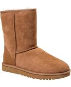 UGG Classic Short II Kvinde Chestnut Vinterstøvler Str 42 - hos Magasi...