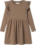 Lil' Atelier Nmfsophia SOJ LS Dress LIL Str 92 - Shitake Toppe hos Mag...