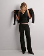 Nelly - Sort - Low Waist Relaxed Suit Pants