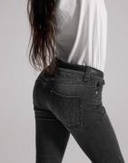 Nelly - Sort - Low Waist Slim Jeans