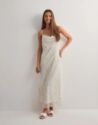 Vero Moda - Hvid - Vmsmilla Sl 7/8 Waterfall Dress Wvn