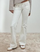 Nelly - Hvid - Super Low Heart Pocket Bootcut Jeans