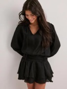 Neo Noir - Sort - Bari Chiffon Dress