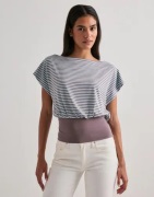 Nelly - Ternet/Stribet - Soft Stripe Waist Top